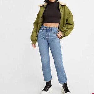NWT Levi’s Wedgie Straight Leg High Waisted Denim Cropped Short Stretch Size 29
